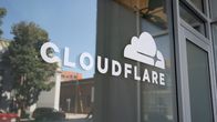 Cloudflaren logo ikkunassa San Franciscossa Kaliforniassa.