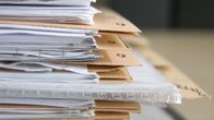 Vanhan ajan kirjanpitoa paperi- ja mappikasan avulla.  