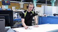 Panu Hyöppinen työskentelee St Michel Printin tuotantotiloissa.
