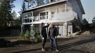 Hertta Niskanen asettelee Karri Koskisen hiuksia heidän kotitalonsa pihalla. 
