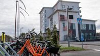 Stadscyklar i cykelställning utanför Pyttisborg.