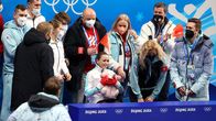 Kamila Valijeva (kesk.) oli avainhahmo, kun Venäjän olympiaurheilijat löivät Yhdysvallat Pekingin olympialaisten joukkuekilpailun kultakamppailussa.