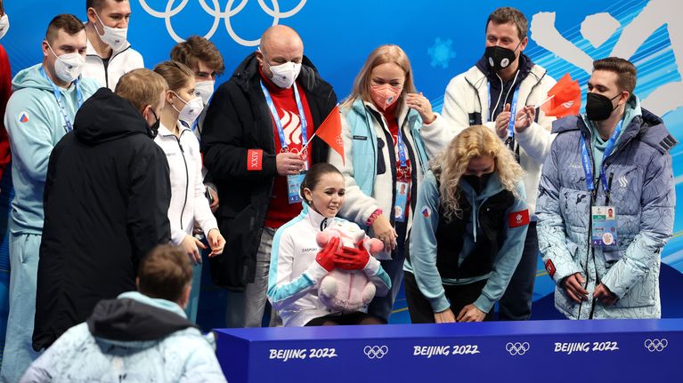Kamila Valijeva (kesk.) oli avainhahmo, kun Venäjän olympiaurheilijat löivät Yhdysvallat Pekingin olympialaisten joukkuekilpailun kultakamppailussa.