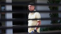 Brasilian entinen presidentti Jair Bolsonaro kävelee käsi housuntaskussa.