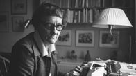astrid lindgren kirjoittaa kirjoituskoneella.