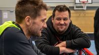 Happeen valmentaja Tero Kotilainen ja puolustaja Jonne Junkkarinen nojaavat maalin kattoon ja jutustelevat hyväntuulisina.