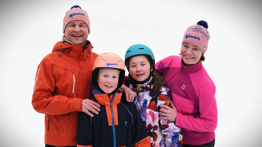 Sirpa Manner åker skridsko på uteis tillsammans med sin familj.