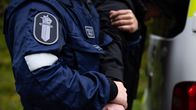 Poliisi pitää kiinni kiinniotetun henkilön kädestä poliisiammattikorkeakoulun poliisiopiskelijoiden rikospaikkaharjoituksessa.