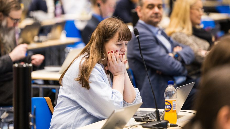 Johanna Loukaskorpi nojaa käsiinsä valtuuston kokouksessa.