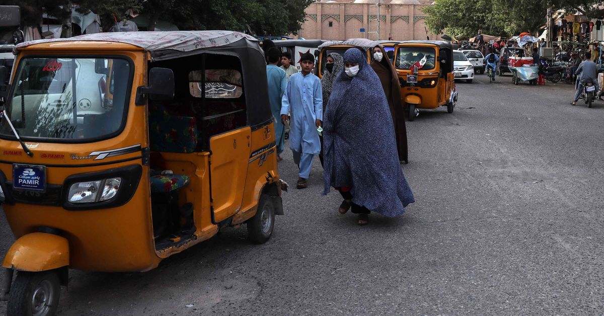 Afghanistanissa poliisi hajotti naisten pukeutumis