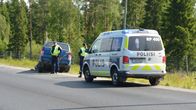 Sininen henkilöauto puolittain ojassa. Sen edessä on poliisiauto  ja kaksi poliisia.