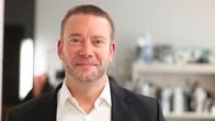 Stefan Wallin innan Svenska Yles valstudio. 
