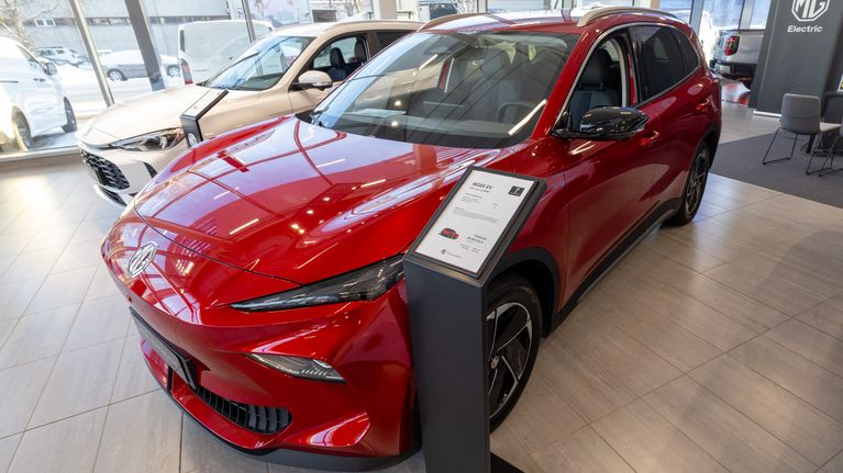 Tässä kuvassa on sähköauto MG:n autotallissa esittelyssä.