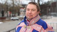 Saamelainen poliitikko ja Suomen saamelaiskäräjien toinen   varapuheenjohtaja Tuomas Aslak Juuso eduskunnan portailla.