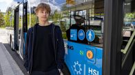 HSL:n tarkastusmaksun saanut Kasperi seisoo HSL:n linja-auton vieressä.