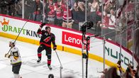 Sebastian Aho juhlii maaliaan NHL-finaaleissa.