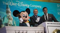 Musse Pigg och Disneys ledare Bob Iger på börsen i New York.