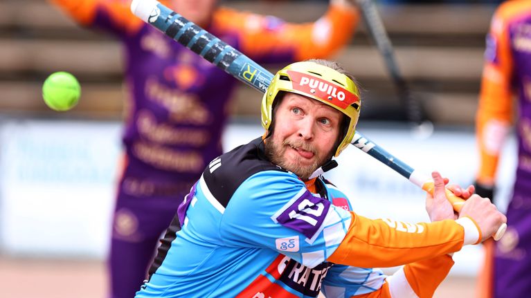 Roope Korhonen lyömässä.