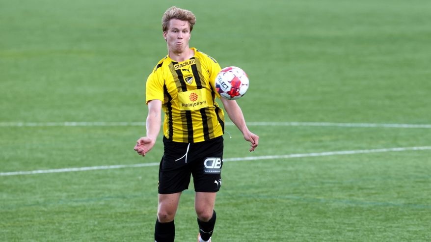 FC Hongan Ville Koski pallon kanssa.