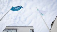 Neova Oy:n toimistorakennus ja lippuja Jyväskylässä.