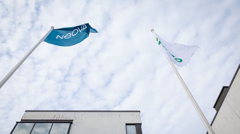 Neova Oy:n toimistorakennus ja lippuja Jyväskylässä.
