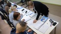 kuvassa on Suomen kielen kurssi maahanmuuttajille Haminassa.