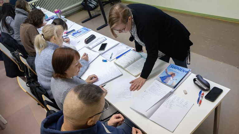 kuvassa on Suomen kielen kurssi maahanmuuttajille Haminassa.