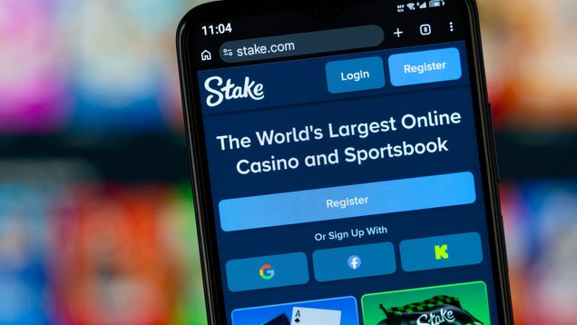 En mobilskärm visar webbplatsen stake.com.