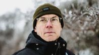 Henkilö seisoo ulkona talvisessa maisemassa.