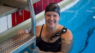 Kuvassa Paula Klemola lpirkkolan uimahallissa