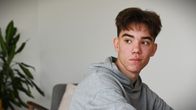 Boxaren Leon Kaislma i närbild tittar över axeln ut ur bild till vänster.