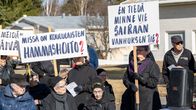 Ihmiset osoittavat mieltään julkisilla palveluilla varustettujen kylttien kanssa Pihtiputaalla.