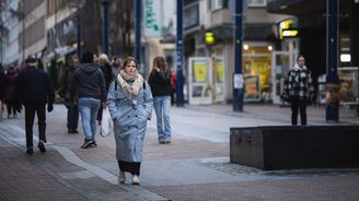 Nuori nainen kävelee Jyväskylän keskustassa.