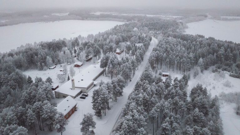 Ilmakuva lumen peittämästä kylästä.