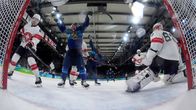 Maalin sisällä olevasta kamerasta otettu kuva, kun Artturi Lehkonen tuulettaa Leijonien voittomaalia Sveitsiä vastaan olympijääkiekon puolivälierässä.