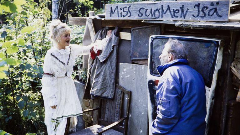 Näyttelijät Milka Ahlroth (roolinimi missi) ja Aulis Hämäläinen (roolinimi missin isä).