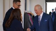 Suomen presidenttipari kättelee Britannian kuningasta.
