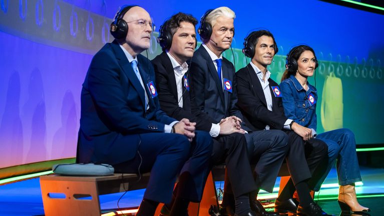 Alankomaiden puoluejohtajat vaalitentissä radiostudiossa.