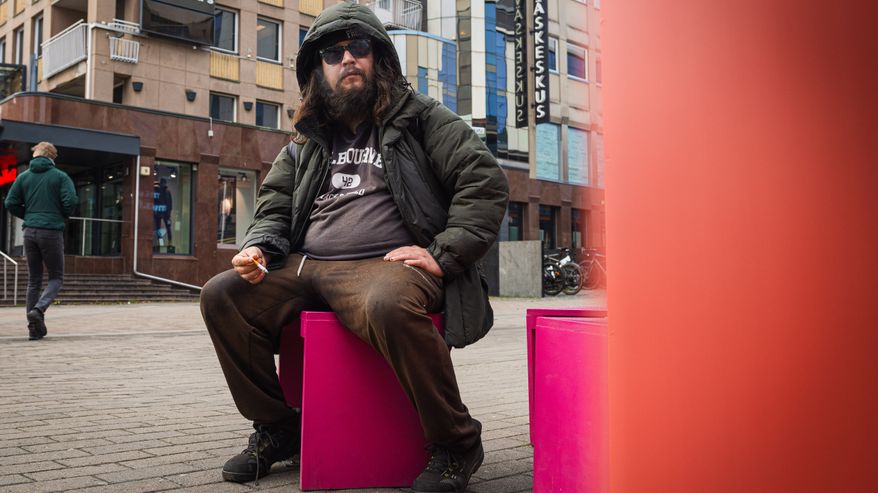 Joonas Rautkari polttaa tupakkaa Jyväskylän keskustassa.