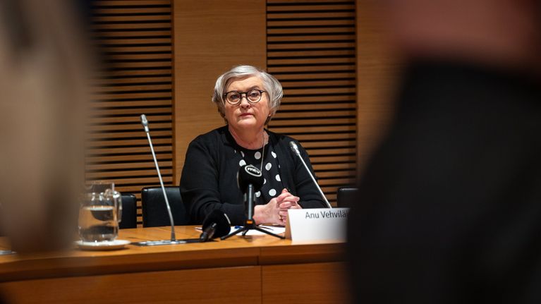 Eduskunnan puhemies Anu Vehviläinen Tytti Yli-Viikarin virkarikossyytteen tiedotustilaisuudessa Suuressa valiokunnassa.