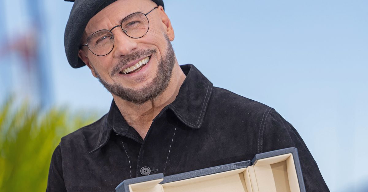 John Travolta sai Cannesissa Kultaisen palmun elämäntyöstä ja liikuttui