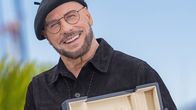 John Travolta esittelee Kultainen palmu -palkintoa.