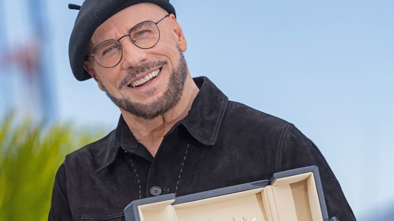John Travolta esittelee Kultainen palmu -palkintoa.