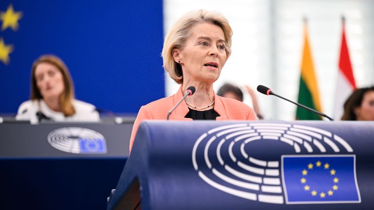 EU-komission puheenjohtaja Ursula von der Leyen puhumassa Euroopan parlamentissa.