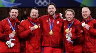 Kanadan curlingmaajoukkue juhlii olympiavoittoa.