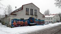 Huonokuntoisia rakennuksia Möysänkatu 3:ssa Lahdessa.