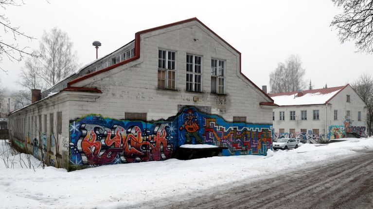 Huonokuntoisia rakennuksia Möysänkatu 3:ssa Lahdessa.