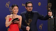 Anna Sawai ja Hiroyuki Sanada näyttävät Emmy-palkintojaan.