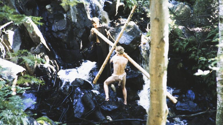 Näyttelijät Pauli Poranen (roolinimi kostaja) ja Jari Pehkonen (roolinimi pappi). Roolikuva