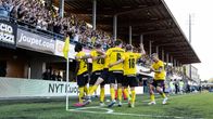 Spelare i KuPS jublar framför huvudläktaren.
